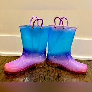 Little girls light up rain boots. Worn one time. Size 2.